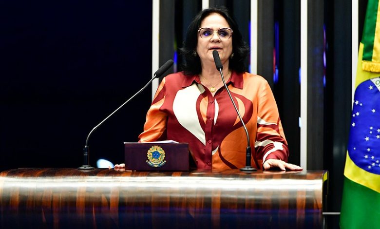 Damares Alves Reage com Força à Prisão de Bolsonaro e Redireciona Debates ao Banco Master, Elevando a Pressão Política no Senado e no Cenário Nacional