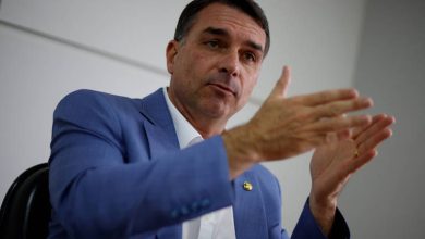 Flávio Bolsonaro elogia Zezé Di Camargo, mas vê exagero em críticas ao SBT: "Deveria pedir desculpas"(16) 2 Flávio Bolsonaro elogia Zezé Di Camargo, mas vê exagero em críticas ao SBT: "Deveria pedir desculpas"