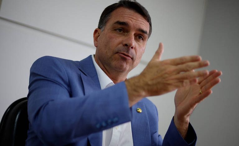 Flávio Bolsonaro elogia Zezé Di Camargo, mas vê exagero em críticas ao SBT: "Deveria pedir desculpas"