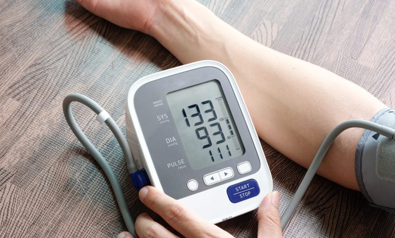 Medir a pressão em casa é um gesto simples que salva vidas
