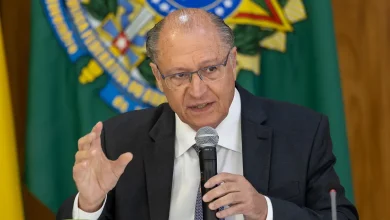 Alckmin destaca papel decisivo de Lula na defesa da democracia brasileira