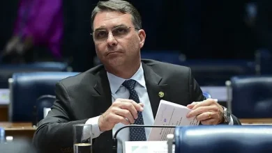 Flávio Bolsonaro critica prisão e afirma que nem pedófilos recebem tratamento tão desumano