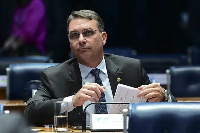 Flávio Bolsonaro critica prisão e afirma que nem pedófilos recebem tratamento tão desumano