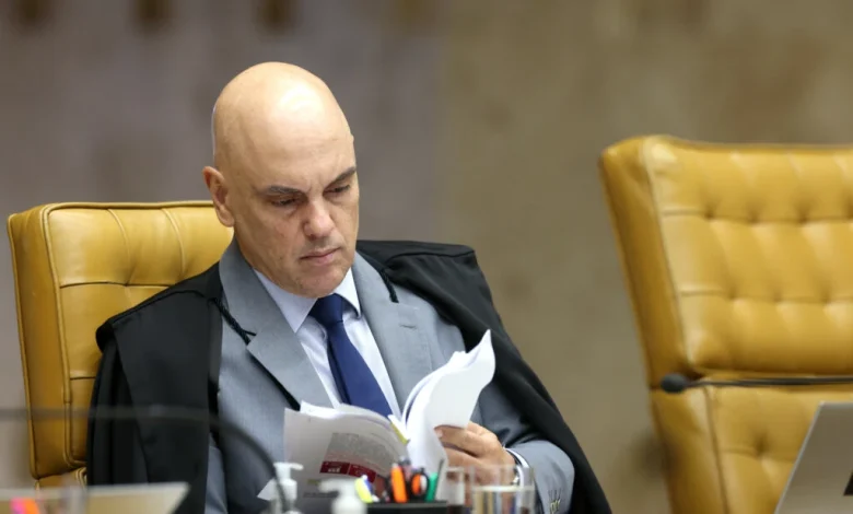 Alexandre de Moraes impõe novas regras e restringe visitas a ex-assessor de Bolsonaro