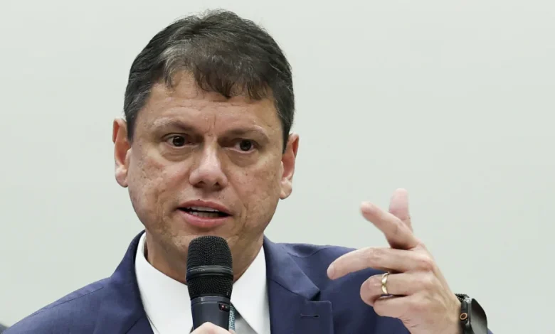 Só Tarcísio pode explicar adiamento de visita a Bolsonaro, diz Flávio Bolsonaro
