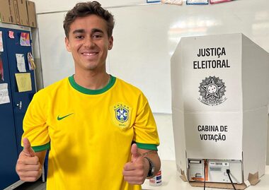 Nikolas Ferreira incentiva jovens a tirar o título de eleitor e votar em Flávio Bolsonaro