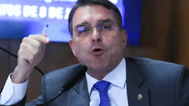 Flávio critica condições na PF e chama barulho em cela de Bolsonaro de “técnica de tortura”
