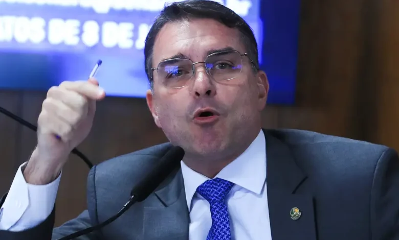 Flávio critica condições na PF e chama barulho em cela de Bolsonaro de “técnica de tortura”