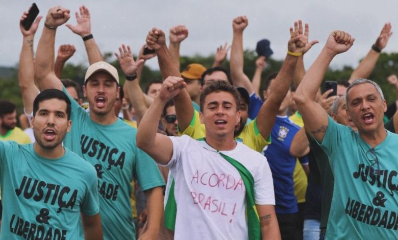 Nikolas lidera marcha apoiada por bolsonaristas contra condenações do 8 de Janeiro