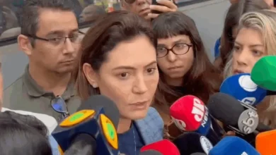 Michelle Bolsonaro afirma que Bolsonaro ainda enfrenta dificuldades de equilíbrio
