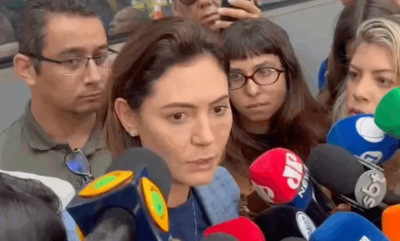Michelle Bolsonaro afirma que Bolsonaro ainda enfrenta dificuldades de equilíbrio