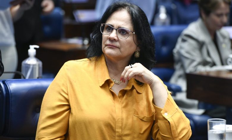 Damares aciona Justiça contra escola de samba por campanha antecipada para Lula