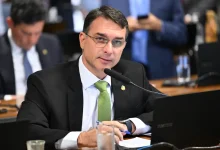 Flávio Bolsonaro critica Lula e faz ataque direto a Macron em canal francês