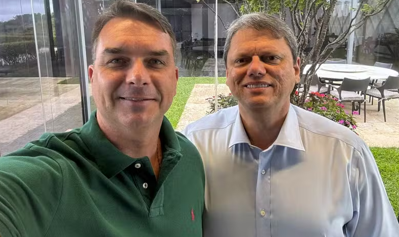 Flávio Bolsonaro é visto como rival mais difícil que Tarcísio, avalia conselheiro de Lula