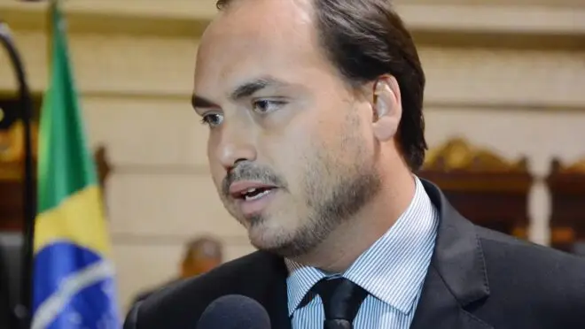 Carlos Bolsonaro declara apoio a Michelle Bolsonaro e reforça projeto político para o Senado